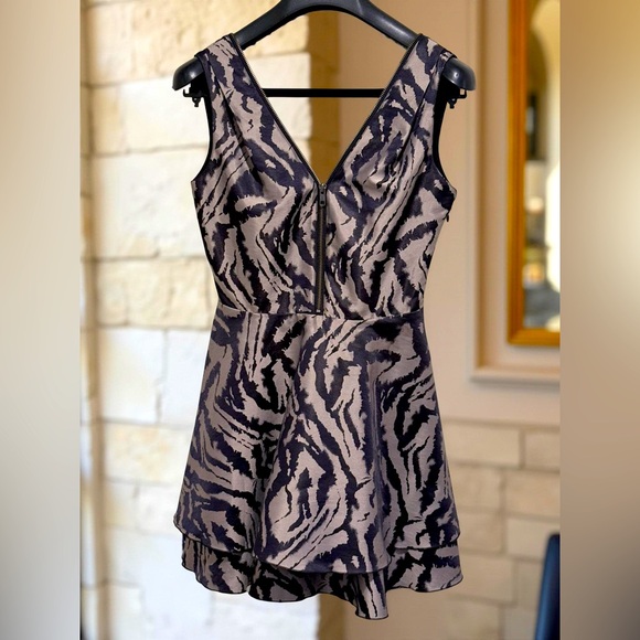 bebe Tops - Bebe EUC Size XS Black & Gray Zebra Print Sleeveless Zippered Mini Dress (0601)
